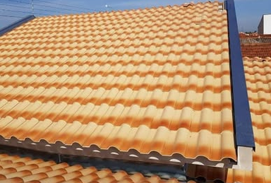 Cobertura cerâmica com calha embutida