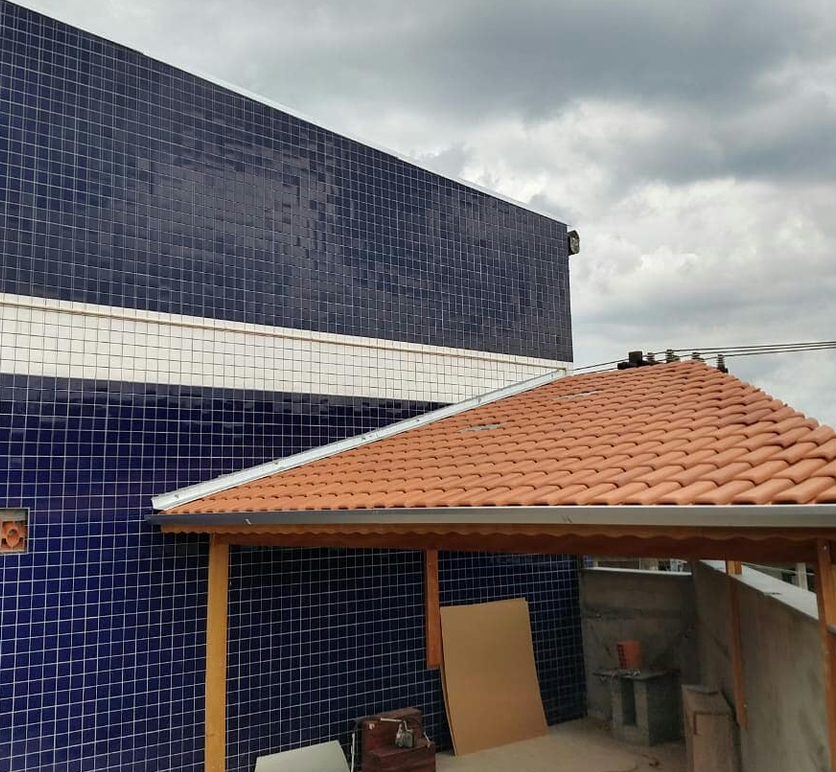 Cobertura cerâmica em obra comercial